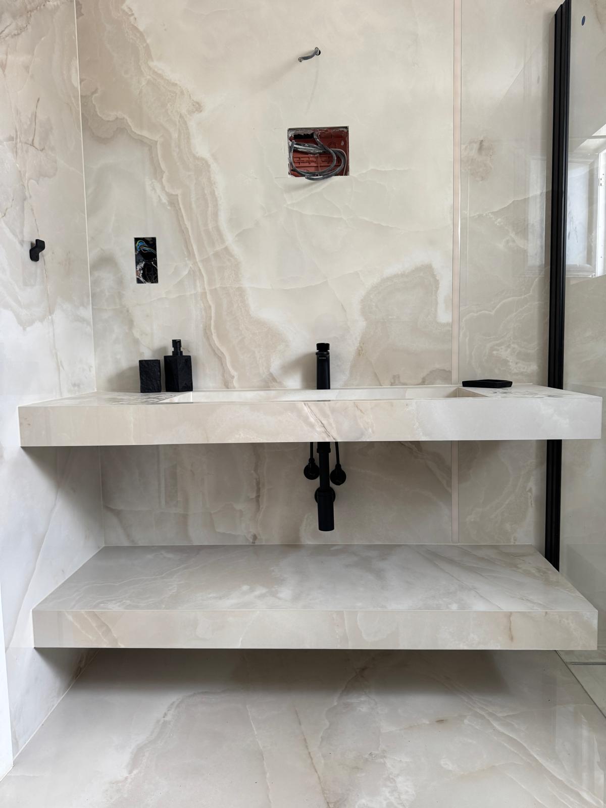 Baie de Lux cu Marmură Calacatta