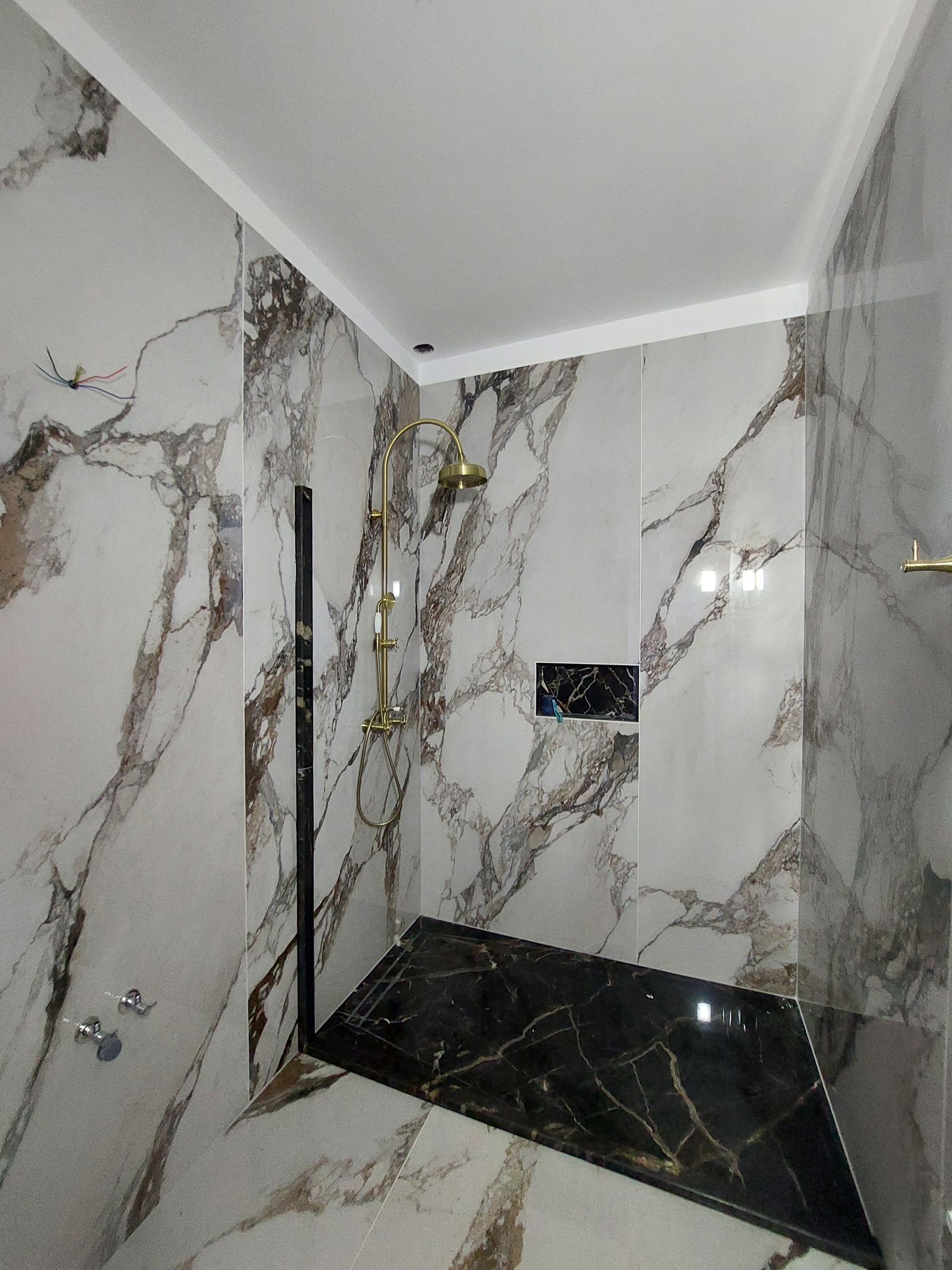 Duș de Lux cu Marmură